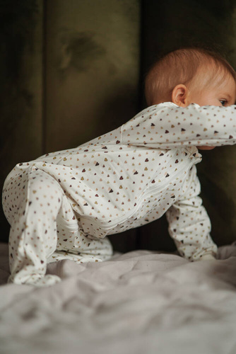 02250B "Hearts Brown" Pajacyk niemowlęcy dresowy Makoma 