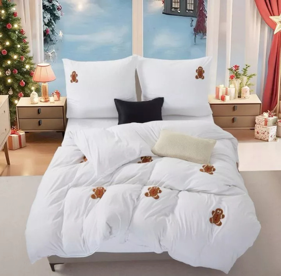 Cuty Gingerbread Pościel świąteczna z mikrofibry Spod Igły i Nitki – biała z aplikacjami 3D pierniczków, zapięcie na suwak