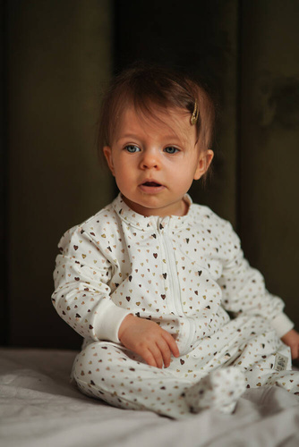 02250B "Hearts Brown" Pajacyk niemowlęcy dresowy Makoma 