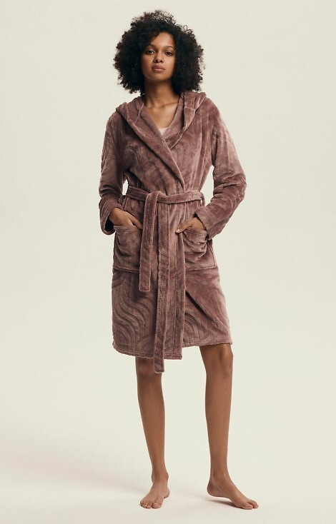 43602 Devyn Szlafrok damski z kapturem Henderson mahogany – krótki, ciepły, welurowy