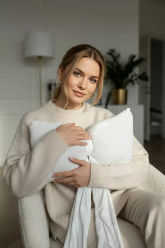 Poduszka świąteczna Kokarda 40x23 Spod Igły i Nitki – biała poduszka z weluru velvet, certyfikat Oeko-Tex